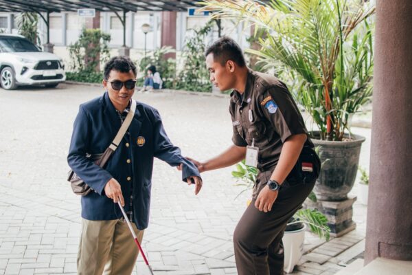 Pelatihan Orientasi dan Mobilitas Teknik Pendamping Awas (Tenaga Keamanan) oleh Sub Direktorat Disabilitas Universitas Negeri Surabaya
